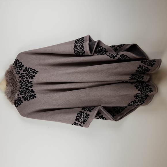 Jon & Anna Women's Pancho - Picture 3 of 3